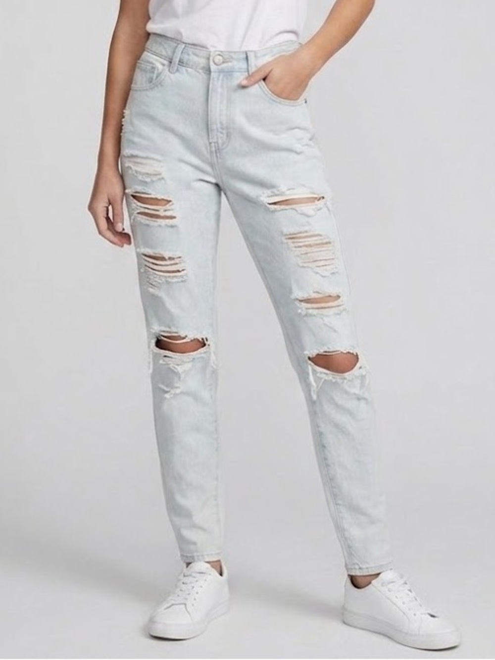 Women’s Light Wash Distressed Jeans, Size 32
